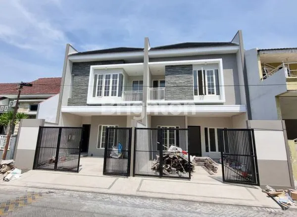 image RUMAH BARU GRESS 2 LANTAI, KOKOH, LUXURY, SIAP HUNI, LOKASI NYAMAN, STRATEGIS, SELANGKAH KE RAYA MERR, DAERAH PANDUGO (1)