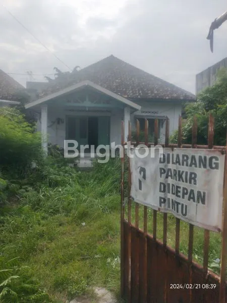 RUMAH DENGAN HALAMAN YANG LUAS