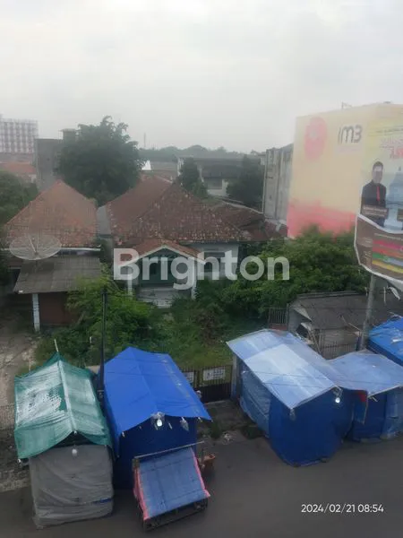 image RUMAH DENGAN HALAMAN YANG LUAS (2)