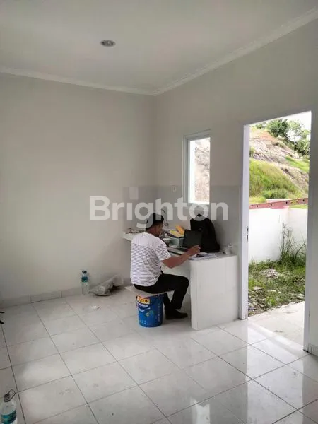 image RUMAH 2 LANTAI BANGUNAN BARU SIAP HUNI DI PERUMAHAN  GRAND CITY (4)