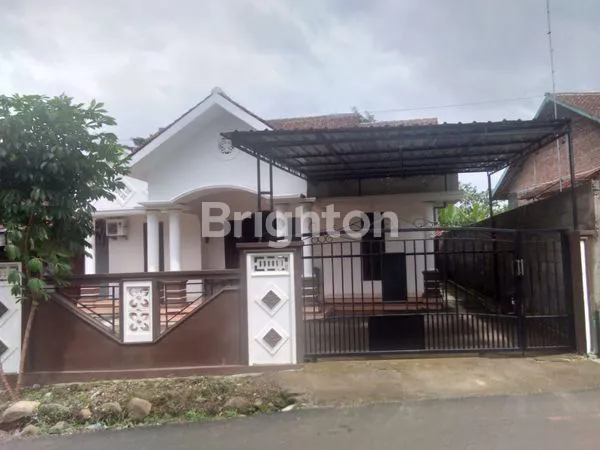 image RUMAH ASRI BOJA TAMAN LUAS CARPORT 4-5 MOBIL (1)