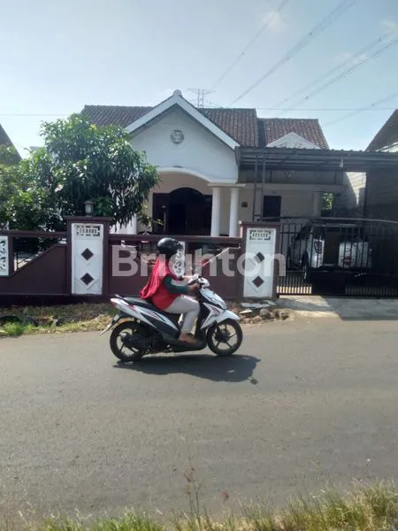 image RUMAH ASRI BOJA TAMAN LUAS CARPORT 4-5 MOBIL (4)