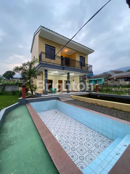 VILLA ORANGE 2 LANTAI DAN 1 LANTAI  DI DESA MANGLIT CICURUG POSISI DI KAKI GUNUNG SALAK UDARA DINGIN SEJUK SEPERTI DI PUNCAK CISARUA BOGOR DAN PENGHASILAN SEWA RATA-RATA 4 JUTA PERBULAN  HANYA 6 KM KE JL RAYA SUKABUMI DENGAN FASILITAS KOLAM RENANG DENGA