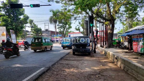 DI JUAL / DISEWA  TANAH YANG STRATEGIS DI OEREMPATAN LAMPU MERAH BUBUKAK SEBRANG SUPERINDO