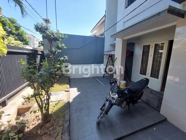 image RUMAH 1 LANTAI + SEMI FURNISH DI LINGKUNGAN NYAMAN TERAWAT SIAP HUNI GRAND DELTASARI (1)