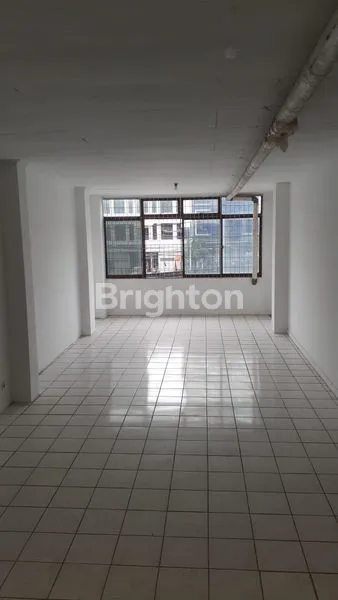 image RUKO DI PINGGIR JALAN RAYA LOKASI STRATEGIS DEKAT KE KOKAS ARAH SUDIRMAN TEBET JAKARTA SELATAN (2)