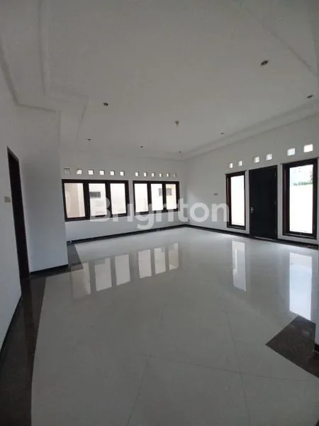 image RUMAH MEWAH DUA LANTAI DI KELENGAN SEMARANG (4)