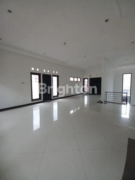 image RUMAH MEWAH DUA LANTAI DI KELENGAN SEMARANG (5)