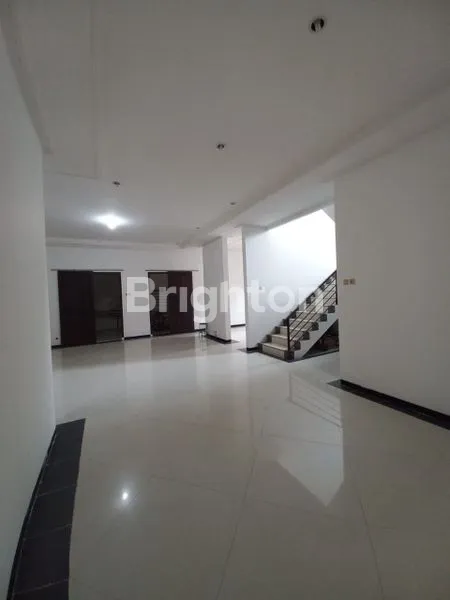 image RUMAH MEWAH DUA LANTAI DI KELENGAN SEMARANG (8)