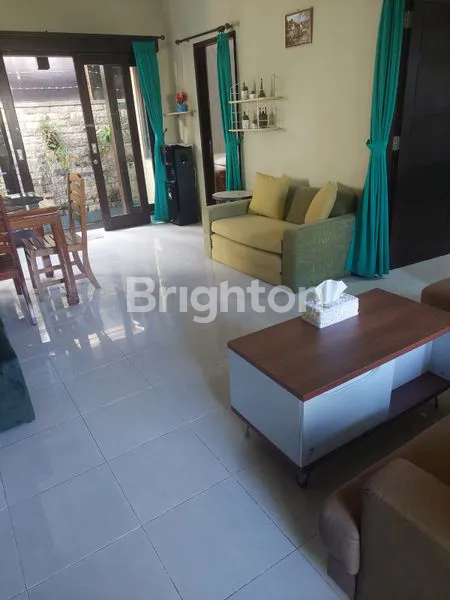 image RUMAH 1 LANTAI DENGAN KONDISI YANG TERAWAT BAIK DAN BERSIH, FULLY FURNISHED SIAP HUNI DILOKASI YANG TENANG DAN NYAMAN DALAM KOMPLEK PERUMAHAN AREA JALAN RAYA KAMPUS UNUD JIMBARAN (2)