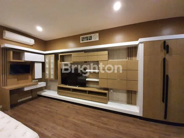 image RUMAH SIAP HUNI ISTIMEWA 2 LANTAI DENGAN KONSEP TAMAN MENJADIKAN RUMAH ASRI & NYAMAN LOKASI DI SOLO KOTA DEKAT EXIT TOL STRATEGIS KE PUSAT KOTA DEKAT MANAHAN    (5)