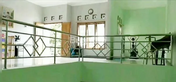 image RUMAH HOOK 2 LANTAI DI PUSAT KOTA SOLO DEKAT DENGAN GRAND MALL SOLO DEKAT DEKAT JALAN UTAMA KOTA SOLO JL SLAMET RIYADI READY SIAP HUNI (7)