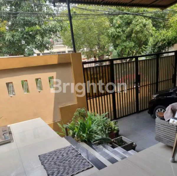 image RUMAH 2 LANTAI FURNISH SIAP HUNI DI KAWASAN ELITE KELAPA GADING (1)