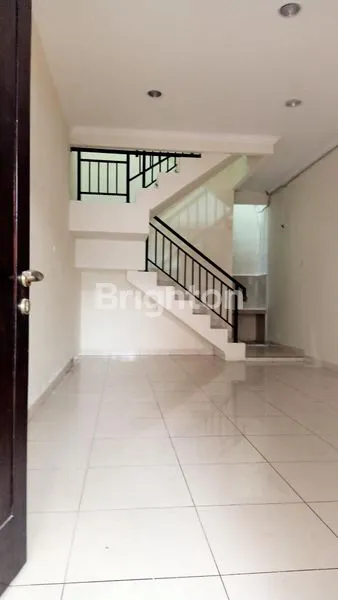 image RUMAH JELAMBAR 3,5 LANTAI SIAP HUNI (2)