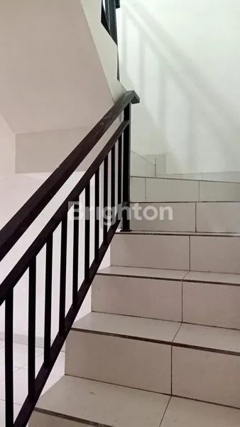 image RUMAH JELAMBAR 3,5 LANTAI SIAP HUNI (4)