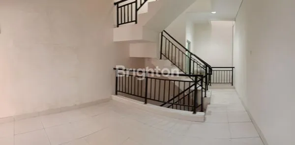 image RUMAH JELAMBAR 3,5 LANTAI SIAP HUNI (5)