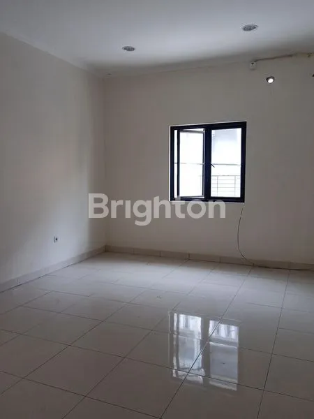 image RUMAH JELAMBAR 3,5 LANTAI SIAP HUNI (6)