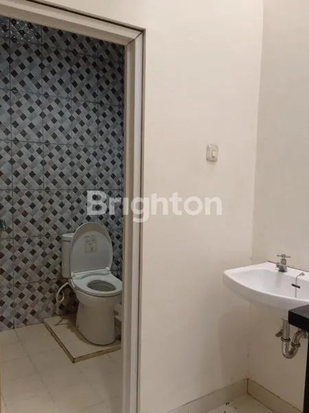 image RUMAH JELAMBAR 3,5 LANTAI SIAP HUNI (7)