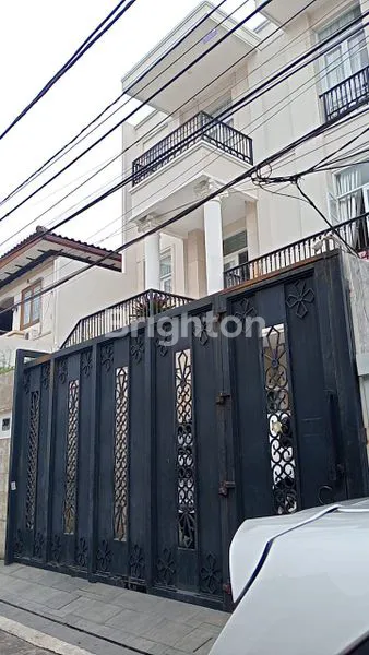 image RUMAH MEWAH, KOLAM RENANG, LANGKA JAKARTA BARAT (4)