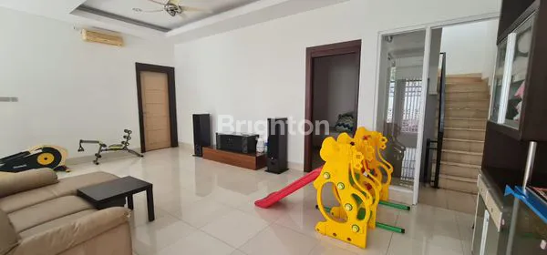 image RUMAH HOOK DENGAN ROOFTOP DI BSD (5)