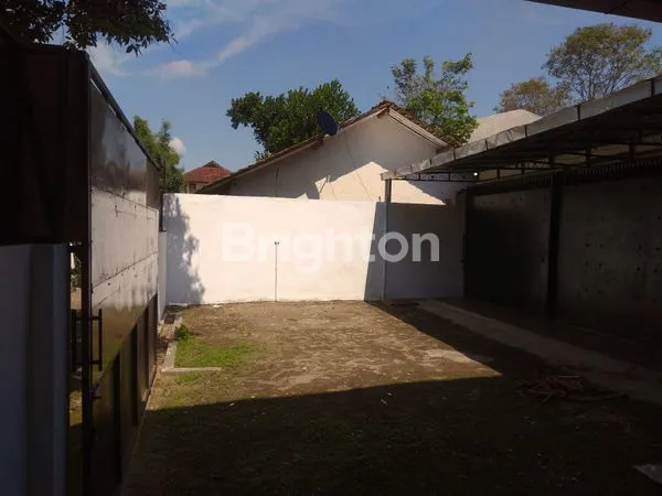 image BANGUNAN TENGAH KAMPUS DEKAT HOTEL (1)