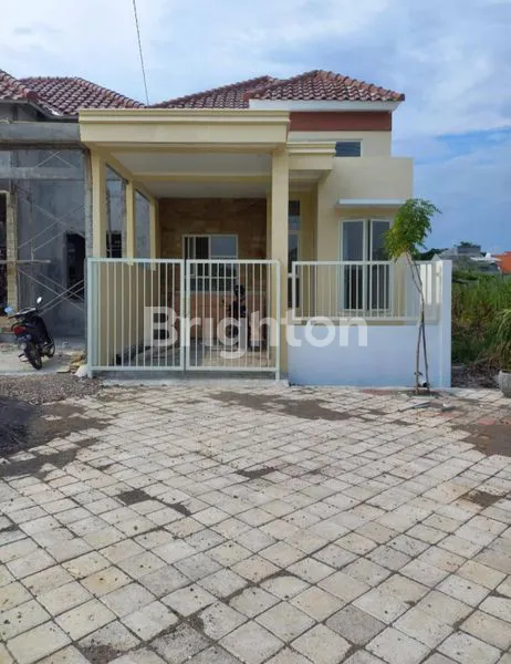 image RUMAH BARU GRESS SIAP HUNI, LOKASI NYAMAN DAN DI LINGKUNGAN ASRI, DAERAH WONOREJO, SELANGKAH KE MERR (1)