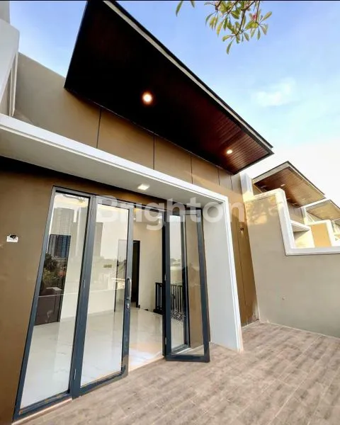 image FREE FURNISHED RUMAH TENGAH KOTA 3 LANTAI HANYA 2 M AN DEKAT CIPUTPRA WORLD DAN MAYJEND SUNGKONO BEBAS BANJIR READY 4 UNIT BARU GRESS 2 LANTAI (2)