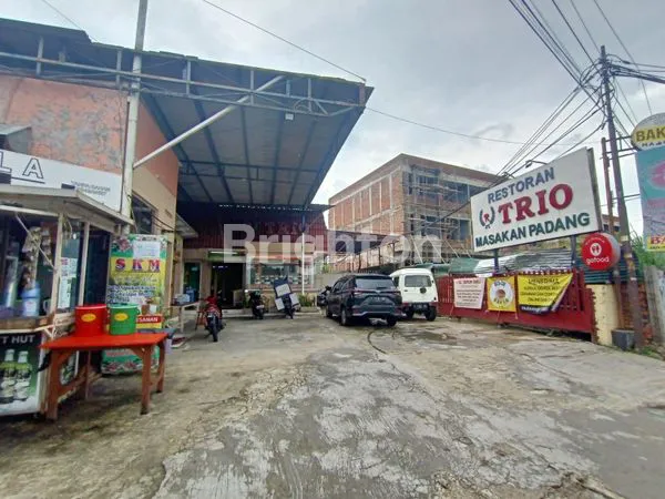 TANAH PINGGIR JALAN RAYA SANGAT BAGUS LOKASINYA UNTUK BUKA USAHA BONUS BANGUNAN