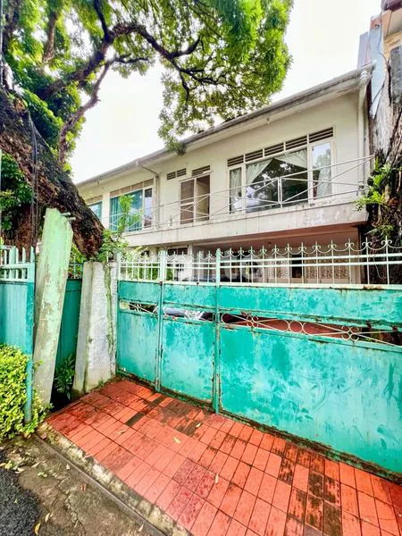 RUMAH TUA DAERAH PATAL SENAYAN PEKARANGAN LUAS BELAKANG GEDUNG DPR RI