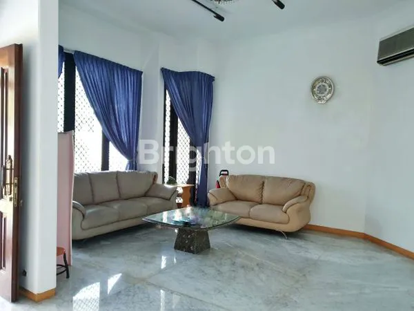 image RUMAH 2 LT TERAWAT DAN LOKASI STRATEGIS DI JL RAYA SATELIT BARAT SURABAYA (2)