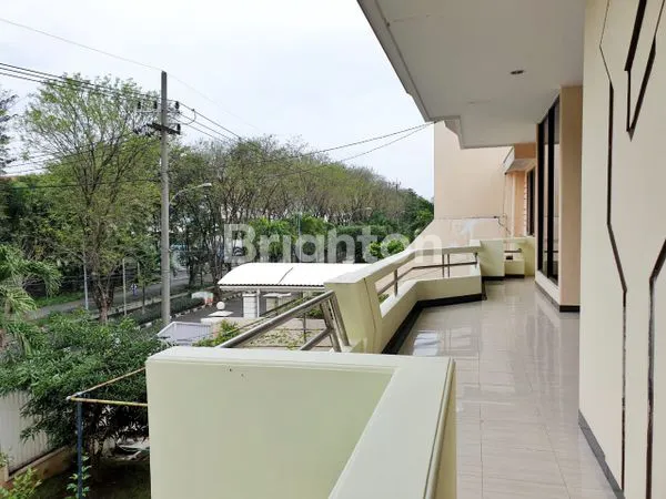 image RUMAH 2 LT TERAWAT DAN LOKASI STRATEGIS DI JL RAYA SATELIT BARAT SURABAYA (3)