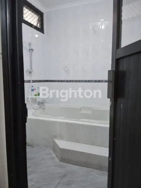 image RUMAH 2 LT TERAWAT DAN LOKASI STRATEGIS DI JL RAYA SATELIT BARAT SURABAYA (6)