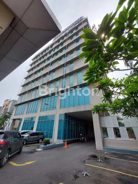 GEDUNG 8 LANTAI DI KAWASAN BISNIS JAKARTA SELATAN