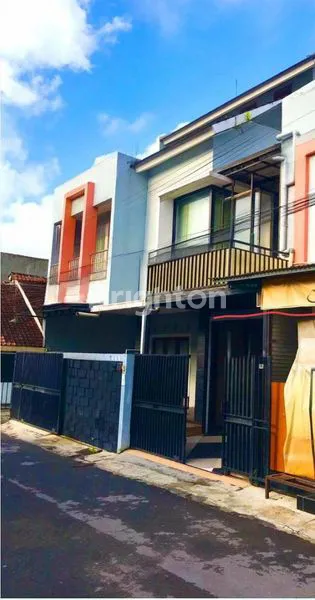 image RUMAH & RUKOST 2LT BERARSITEKTUR MINIMALIS DI JL KALIURANG YOGYAKARTA (1)