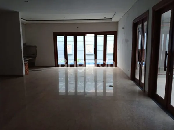 image RUMAH MODERN STRATEGIS SIAP HUNI DALAM KOMPLEK PANGKALAN JATI JAKARTA SELATAN (2)