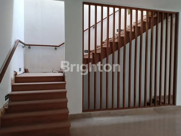 image RUMAH MODERN STRATEGIS SIAP HUNI DALAM KOMPLEK PANGKALAN JATI JAKARTA SELATAN (3)