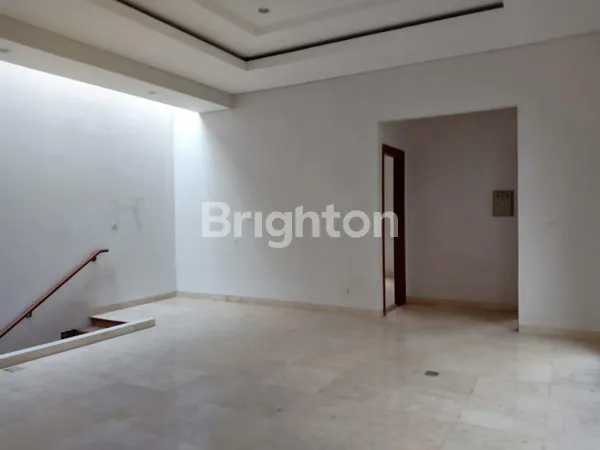 image RUMAH MODERN STRATEGIS SIAP HUNI DALAM KOMPLEK PANGKALAN JATI JAKARTA SELATAN (4)