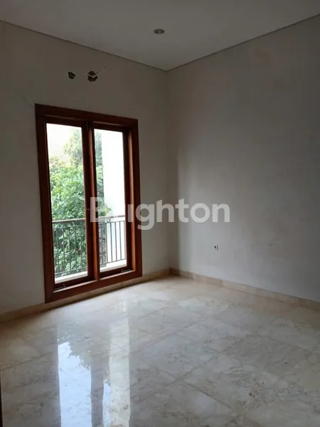 image RUMAH MODERN STRATEGIS SIAP HUNI DALAM KOMPLEK PANGKALAN JATI JAKARTA SELATAN (5)