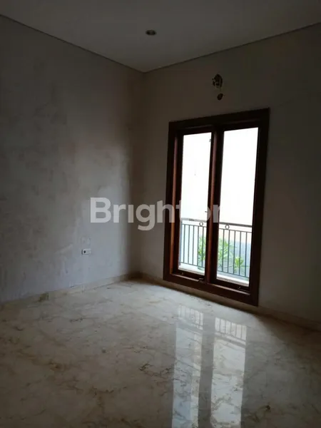 image RUMAH MODERN STRATEGIS SIAP HUNI DALAM KOMPLEK PANGKALAN JATI JAKARTA SELATAN (6)