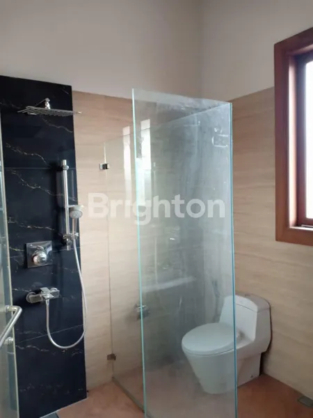 image RUMAH MODERN STRATEGIS SIAP HUNI DALAM KOMPLEK PANGKALAN JATI JAKARTA SELATAN (8)