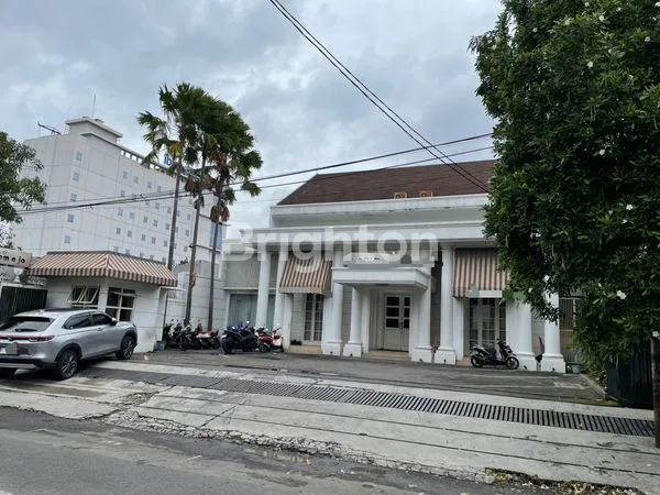 RUMAH KOMERSIL LUAS TENGAH KOTA, LOKASI STRATEGIS, KAWASAN BISNIS, JL. PRAPANCA SURABAYA
