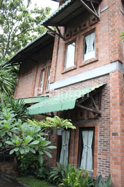 image RUMAH 2 LANTAI DENGAN BANGUNAN KLASIK SIAP HUNI (1)