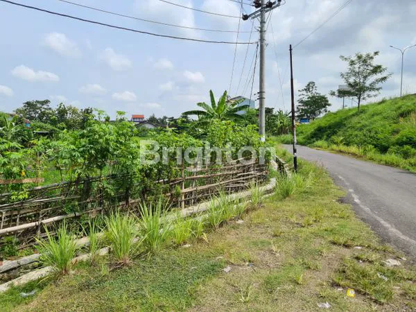 image TANAH PEKARANGAN, SIAP DIBANGUN , BISA UNTUK PERUMAHAN ATAU GUDANG, LEBAR DEPAN 15 METER, CUMA 200 METER DARI EXIT TOLL NGEMPLAK SOLO (1)