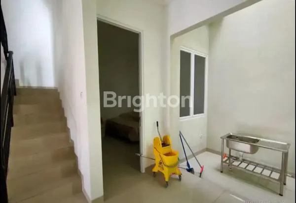 image RUMAH BAGUS 3 LANTAI DI TAMAN MERUYA ILIR KEBON JERUK JAKARTA BARAT  (7)