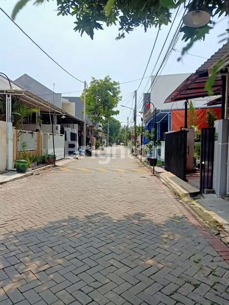 image RUMAH 1 LANTAI SIAP PAKAI DEKAT MANGROVE MERR  WONOREJO ONE GATE SYSTEM TERAWAT SIAP PAKAI ROW JALAN 2 MOBIL LOSS (5)