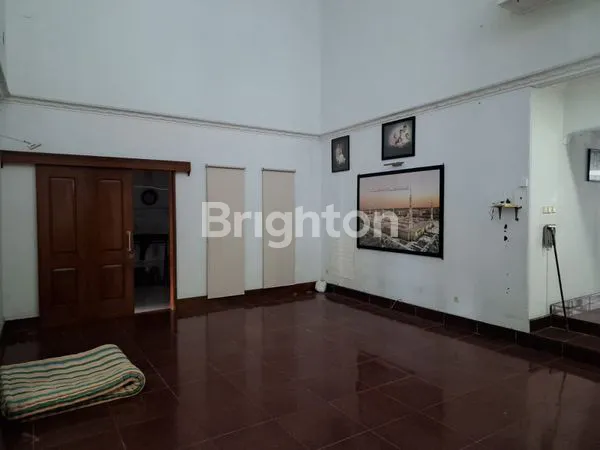 image RUMAH LUAS 2 LANTAI DENGAN 9 KAMAR DI TENGAH KOTA (JAYENGAN) (5)