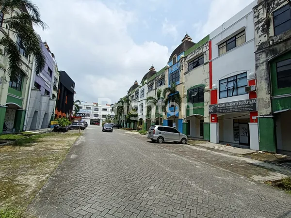image RUKO 3 LANTAI LOKASI DI JALAN SUDIRMAN PEKANBARU (1)
