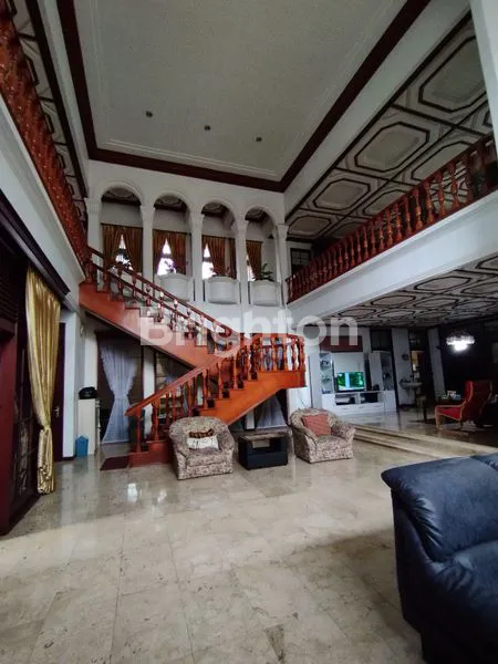 image RUMAH MEWAH 2 LT DENGAN PLAFON YANG INDAH DI SAYAP SETIABUDI (2)