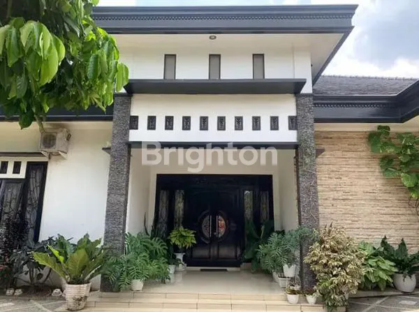image RUMAH MEWAH HOOK DAN LUAS SERASA TINGGAL DI VILLA LENGKAP DENGAN ROOF TOP VIEW GUNUNG SALAK DAN ADA SWIMMING POOL BESAR DAN SECURITY 24 JAM DILALADON INDAH TENGAH KOTA BOGOR SANGAT STRATEGIS DEKAT DENGAN KAMPUS IPB, TOLL JASMIN, STASIUN KRL BOGOR, ISTANA (2)