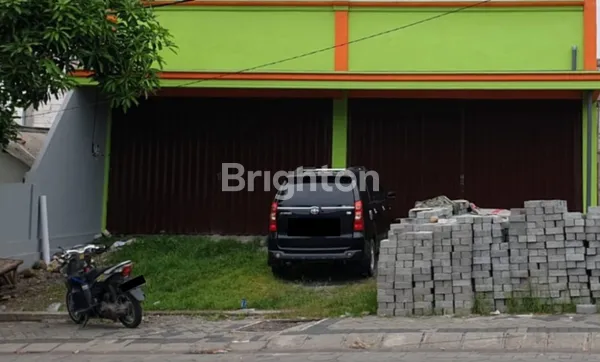 PERTOKOAN GRESIK KOTA DI PUSAT KERAMAIAN WISATA SUNAN GIRI GRESIK